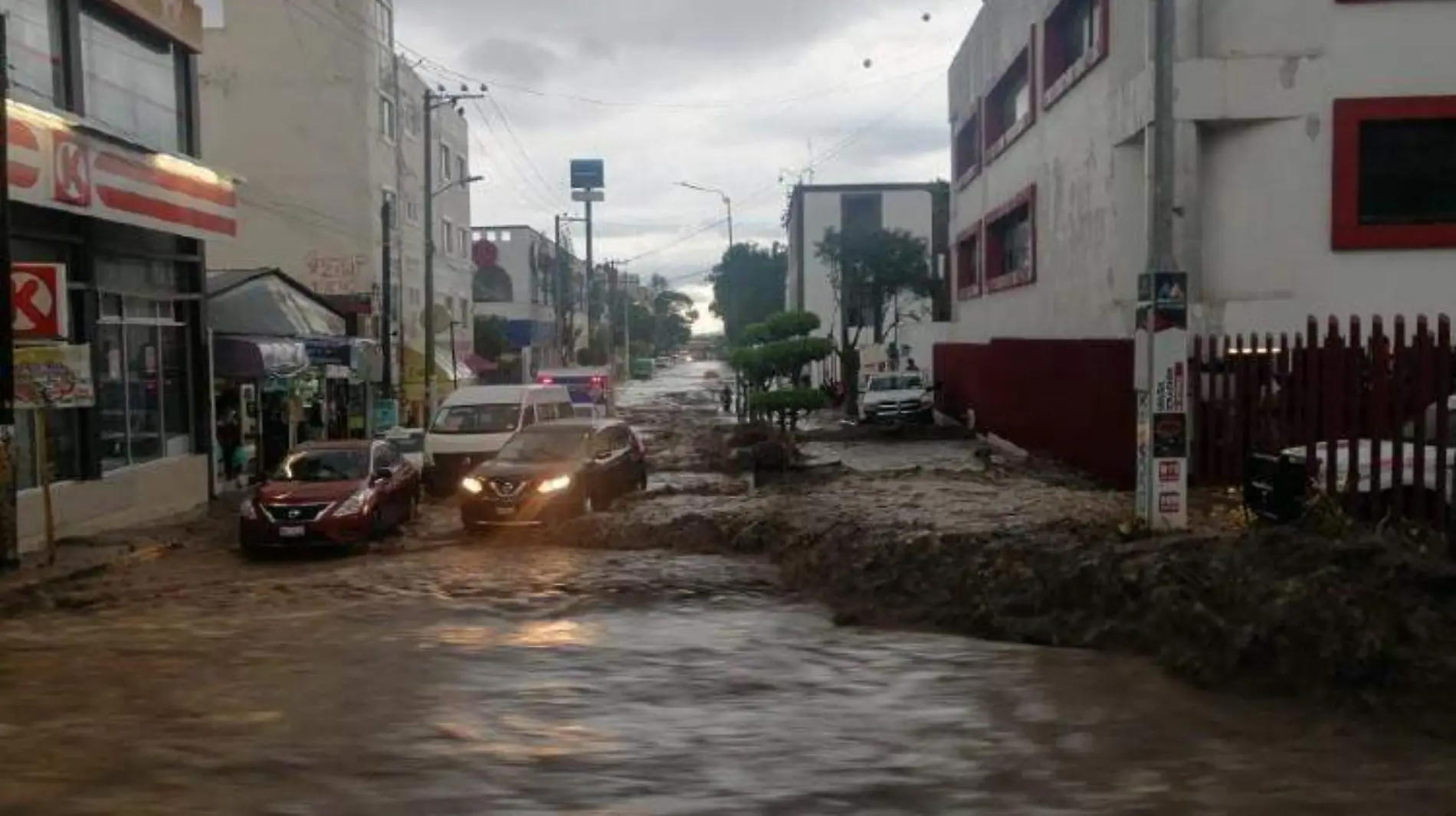 Ecatepec, bajo el agua por intensa lluvia 